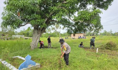 Jum’at Bersih! Geuchik Kapa Danton Turun Langsung Bersama Warga Bersihkan TPU