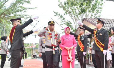 Tradisi Pedang Pora Sambut AKBP Aris Cai Dwi Susanto, Resmi Nahkodai Polres Aceh Timur