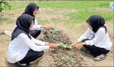 Anak Binaan LPKA Banda Aceh Belajar Bertani melalui Penanaman Bunga Telang