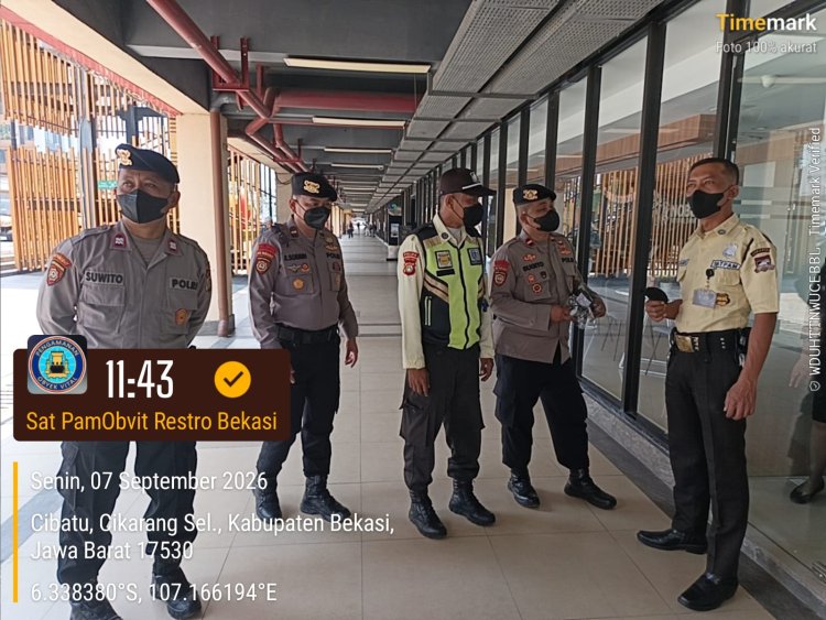 Sat Pamobvit Polres Metro Bekasi Bagikan 300 Masker Gratis, Antisipasi Dampak Debu Vulkanik Anak Krakatau