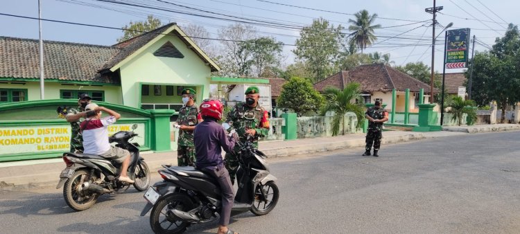 ANTISIPASI DAMPAK AKTIVITAS GUNUNG ANAK KRAKATAU, KODIM 0427/WAY KANAN BAGIKAN MASKER KEPADA MASYARAKAT