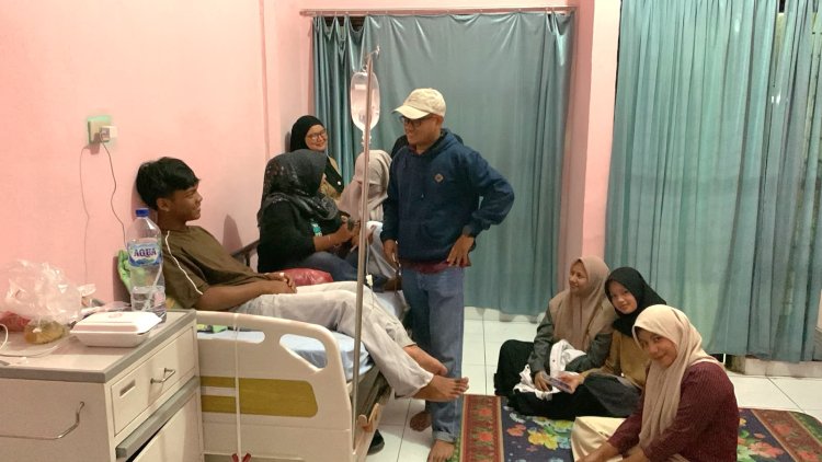 Ketua Remaja Masjid Gampong Kapa Bersama Anggota Jenguk Rekan yang Sakit
