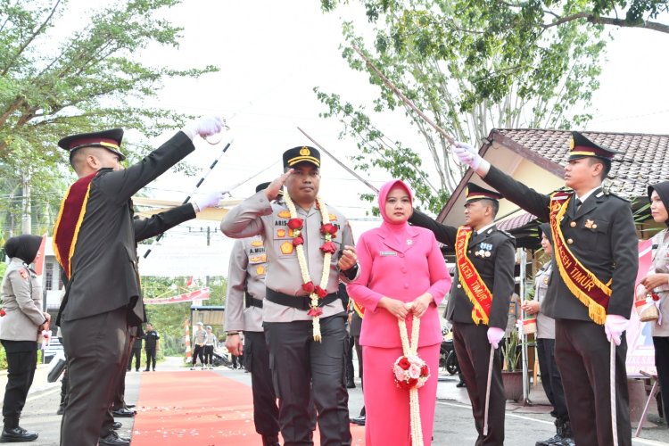 Tradisi Pedang Pora Sambut AKBP Aris Cai Dwi Susanto, Resmi Nahkodai Polres Aceh Timur