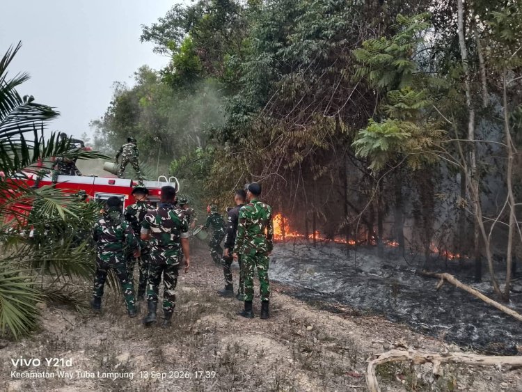 SINERGI  TNI ‑ POLRI DAN WARGA , KEBAKARAN LAHAN PERKEBUNAN DI WAY TUBA BERHASIL DIPADAMKAN