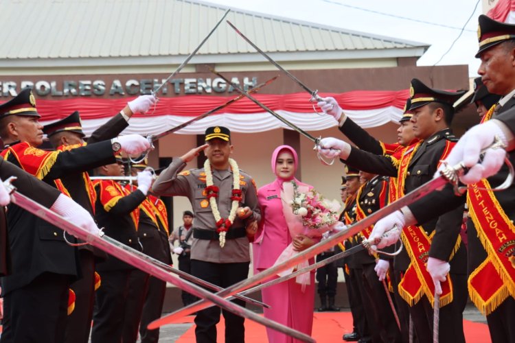 Khidmat dan Penuh Haru, Pedang Pora serta Tari Guel Warnai Lepas Sambut Kapolres Aceh Tengah