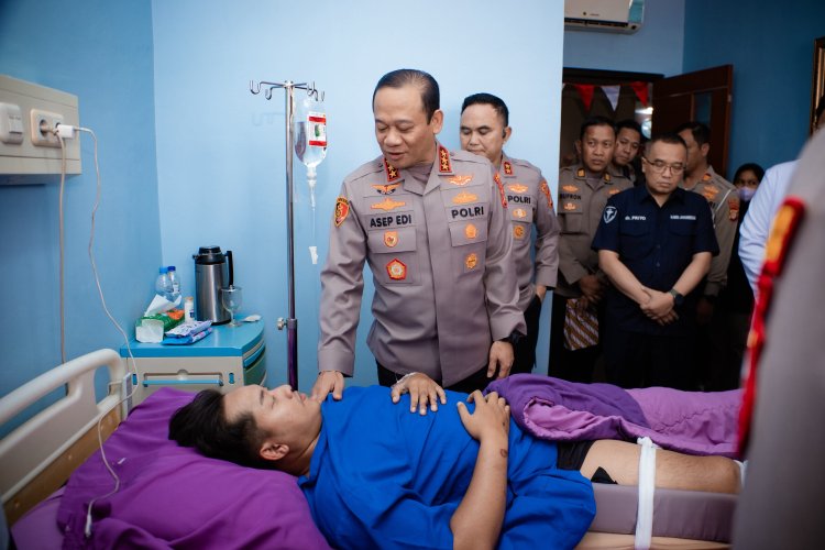 Menguatkan Anggota yang Terluka, Kapolda Metro Jaya Kunjungi RS Polri