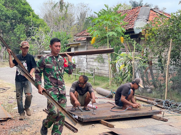 DUKUNG PEMBANGUNAN INFRASTRUKTUR, BABINSA DAMPINGI PENGERJAAN JEMBATAN PERINTIS GARUDA KAMPUNG KOTABUMI