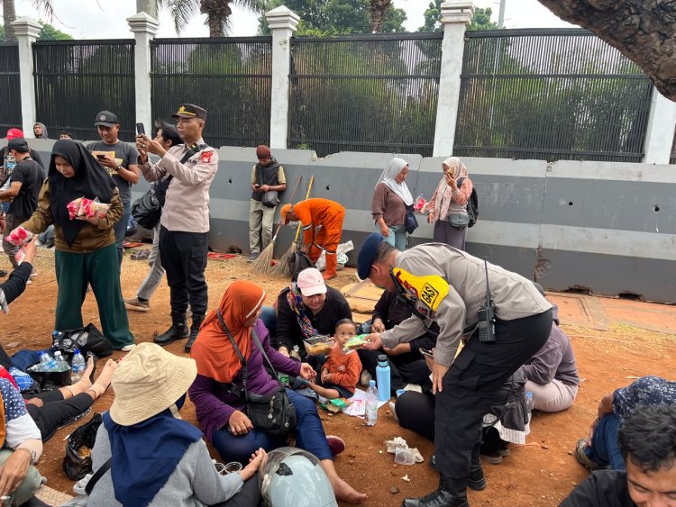 Di Tengah Pelayanan Penyampaian Pendapat, Satgas Gakkum Polda Metro Jaya Bagikan Roti dan Minuman