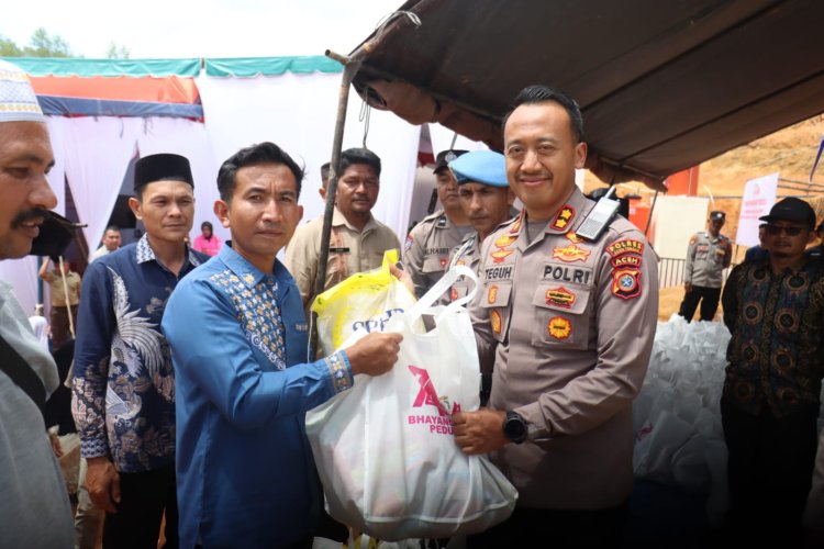 Kapolres Aceh Tengah Salurkan Bantuan Ketua Umum Bhayangkari untuk Warga Huntara Linge