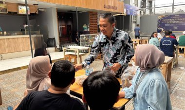 Hangatkan Momen Kunjungan Khusus Anak, Kalapas Cipinang Bagikan Makanan Ringan untuk Anak Pengunjung