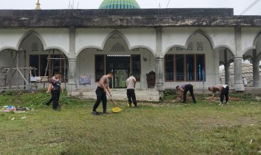 Green Policing, Kapolsek Simpang Jernih Bersama Personel Wujudkan Lingkungan Masjid yang Bersih dan Nyaman