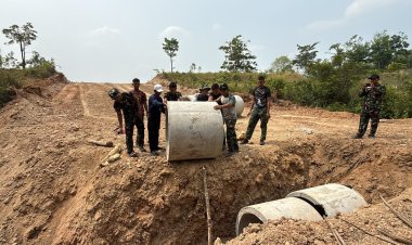 Dukung Kelancaran Pembangunan Jalan, Dan SSK Kapten Inf A. Yani Folsen Tinjau Langsung Pemasangan Gorong-Gorong