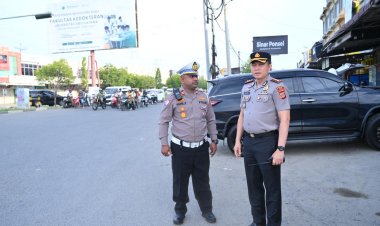 Kapolres Pidie Cek Pengaturan Lalu Lintas di Simpang Aneuk Muling, Pastikan Arus Kendaraan Lancar dan Aman