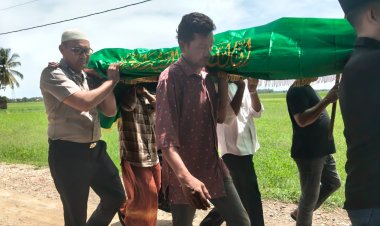 Kapolsek Nurussalam Antar Imam Gampong Matang Seuleumak ke Peristirahatan Terakhir
