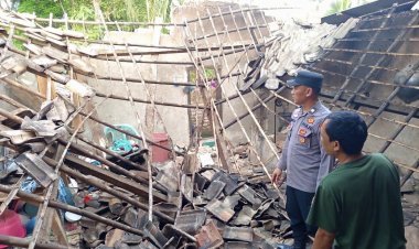 Polisi Sambangi Korban Rumah Roboh di Negeri Batin, Salurkan Bantuan Sembako