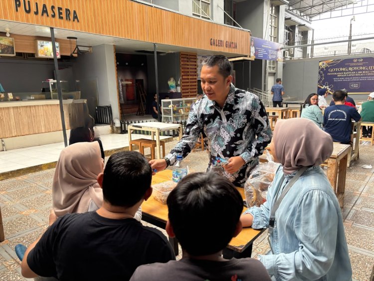 Hangatkan Momen Kunjungan Khusus Anak, Kalapas Cipinang Bagikan Makanan Ringan untuk Anak Pengunjung