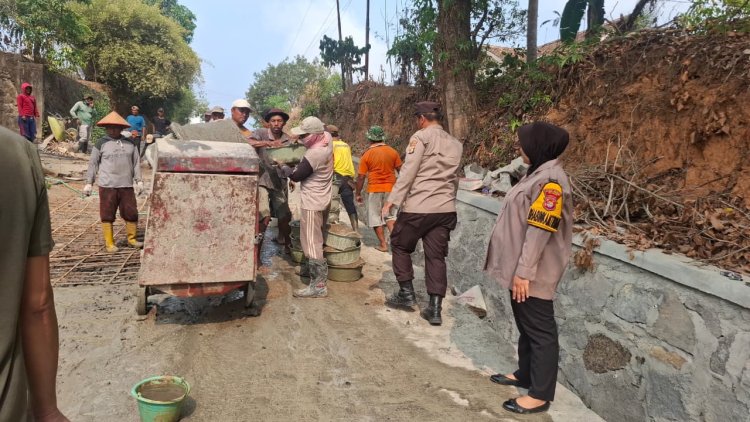 Polisi Bersama Masyarakat, Bhabinkamtibmas Gotong Royong Cor Jalan di Campur Asri   