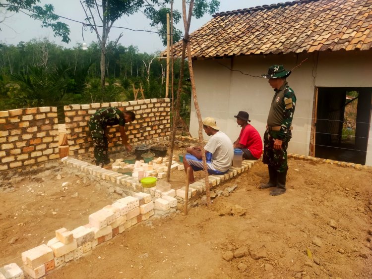 Progres RTLH Rumah Bapak Jiman Capai 15 Persen, Satgas TMMD ke-130 Kodim 0427/Way Kanan Percepat Pemasangan Batu Bata
