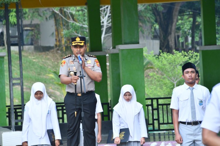 Jadi Pembina Upacara di MAN Insan Cendekia, Kapolres Aceh Timur Ajak Pelajar Hindari Kenakalan Remaja