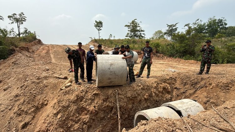 Dukung Kelancaran Pembangunan Jalan, Dan SSK Kapten Inf A. Yani Folsen Tinjau Langsung Pemasangan Gorong-Gorong