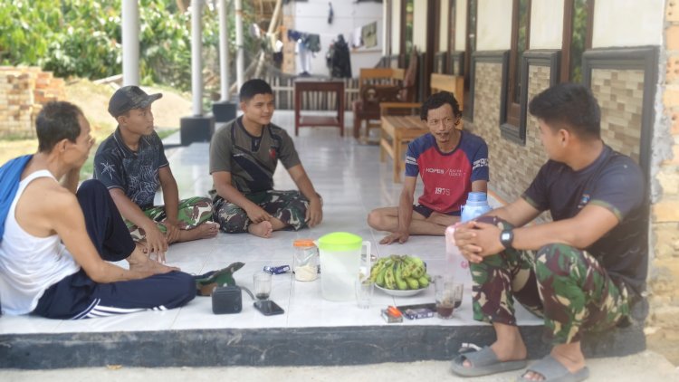 Pererat Kemanunggalan TNI-Rakyat, Satgas TMMD ke-130 Kodim 0427/Way Kanan Jalin Kebersamaan di Waktu Istirahat