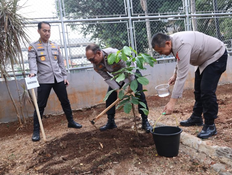 Polda Metro Jaya Tanam Pohon, Ajak Personel Hadirkan Kesejukan bagi Masyarakat