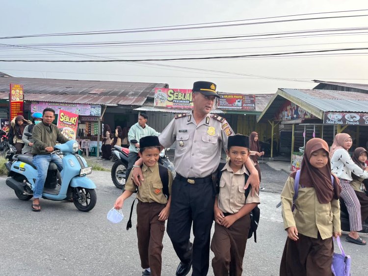 Kapolsek Bukit dan Personel Gelar Strong Point Pagi, Pastikan Arus Lalu Lintas Lancar dan Pelajar Aman