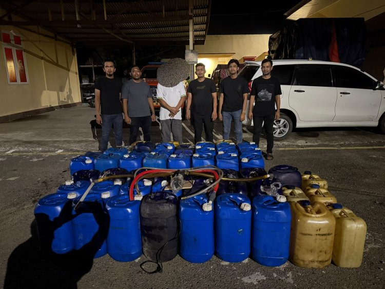 Polres Pidie Amankan Pria Diduga Selewengkan 800 Liter Solar, Puluhan Jerigen dan Pompa Disita ‎