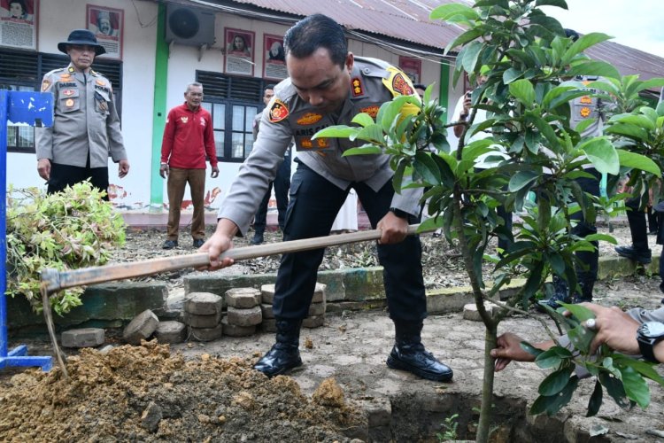 Green Policing, Kapolres Aceh Timur Hijaukan Kembali SMA Negeri 1 Simpang Ulim