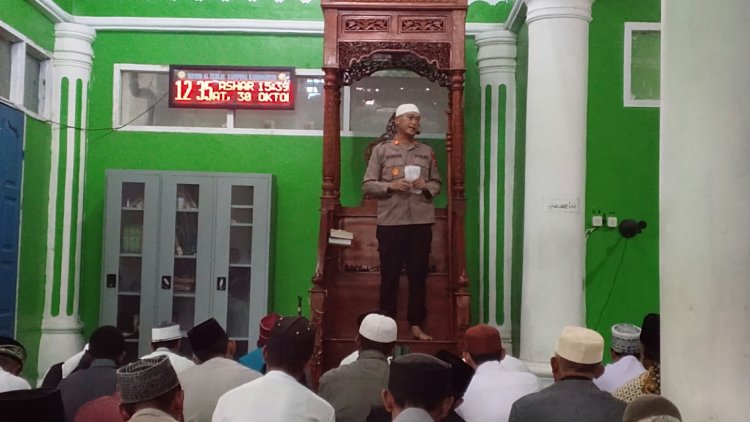 Kapolsek Bukit Sampaikan Pesan Kamtibmas Saat Menjadi Khatib Shalat Jumat di Karang Rejo