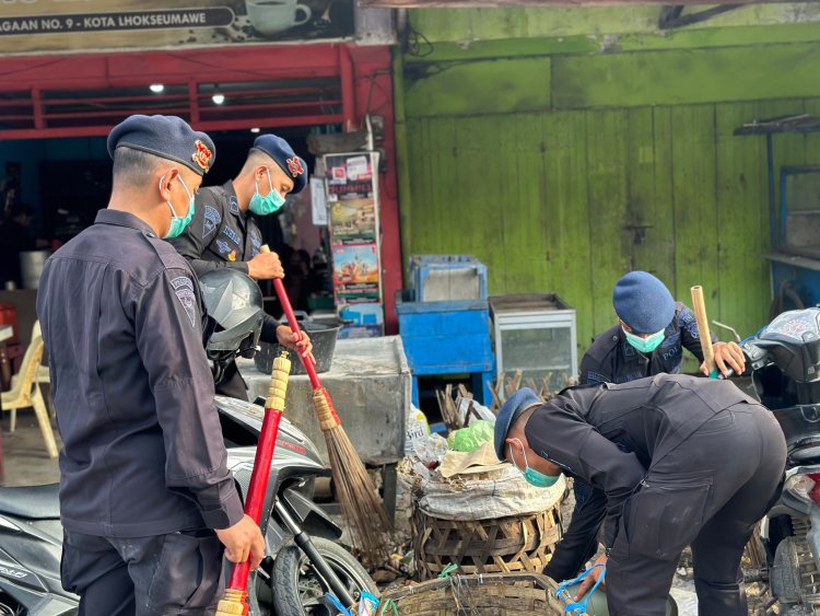 Dukung Green Policing, Brimob Aceh Bersama TNI-Polri dan Masyarakat Gotong Royong Bersihkan TPI Pusong