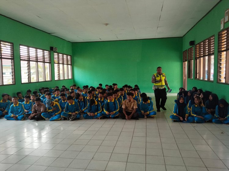 Ops Patuh Krakatau 2026, Satlantas Polres Way Kanan Sambagi Sekolah, Bagikan Brosur dan Edukasi Pelajar