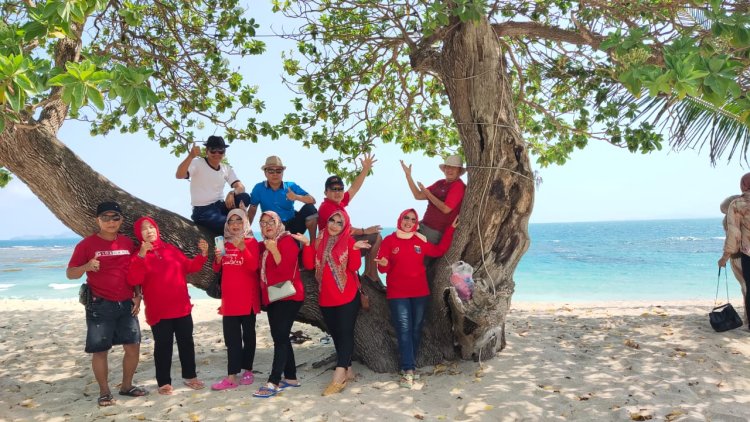 FAMILY GATHERING, PWRI Metro bersama Keluarga Besar kunjungi Pantai Alau - alau Lampung Selatan