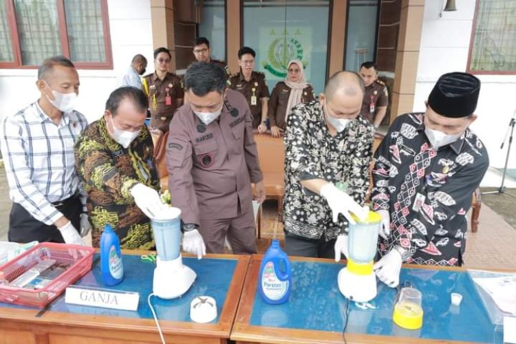 Bupati Tanjab Barat di Wakili Oleh Staf Ahli Hadiri Pemusnahan Barang Bukti di Kejaksaan