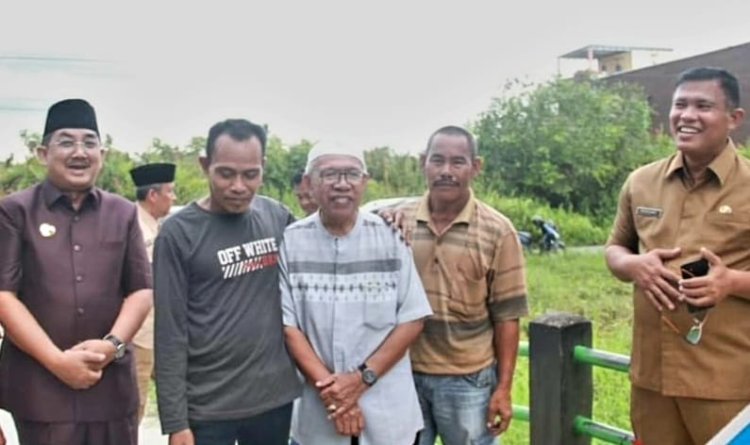 Bupati Tanjab Barat Tinjau Pekerjaan Normalisasi Anak Parit Sungai di Parit Lapis