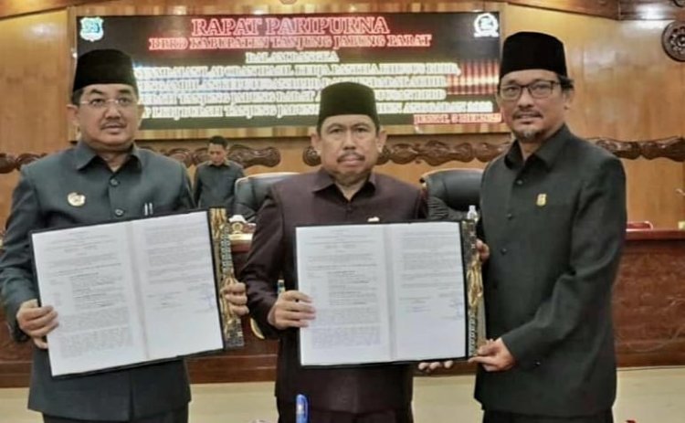 Bupati Tanjabbar Hadiri Rapat Paripurna Penyampaian Laporan Hasil Kinerja Pansus DPRD