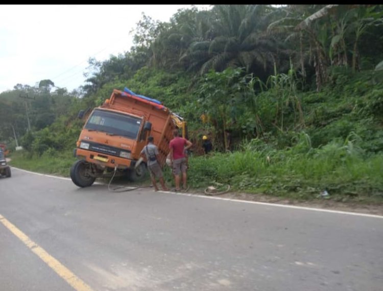 Truk Fuso Angkutan Batu Bara Terjungkal Di Pinggir Jalan Lintas Timur KM 95