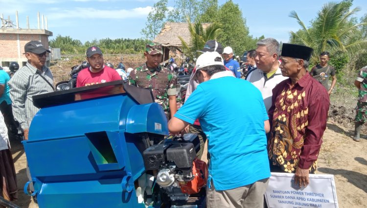 BUPATI TANJUNG JABUNG BARAT HADIRI TANAM PADI PERDANA
