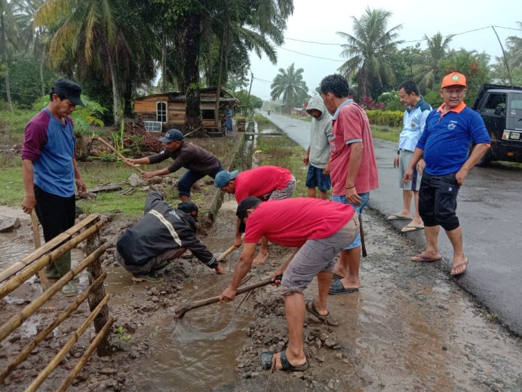 Peratin Pekon Gedung Cahya kuningan Paizal Hakim Giat Laksanakan Gotong Royong Bersama Warga