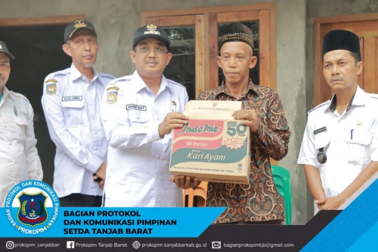 Bupati Serahkan Bantuan Sembako Kepada Korban Musibah Kebakaran di Kecamatan Bram Itam dan Betara