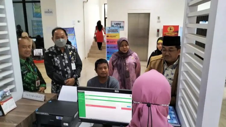 Bupati Anwar Sadat Sidak Kantor Pelayanan Publik, Masyarakat : Bagus Pak !