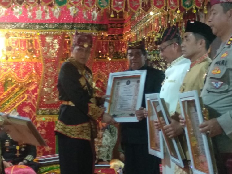 Wakil KIetua 1 DPRD Tanggamus Irwandi Suralaga dan Kadis Disnaker Aswien Dasmi, " Diangkon Muakhi Adat Kepaksian Pernong"