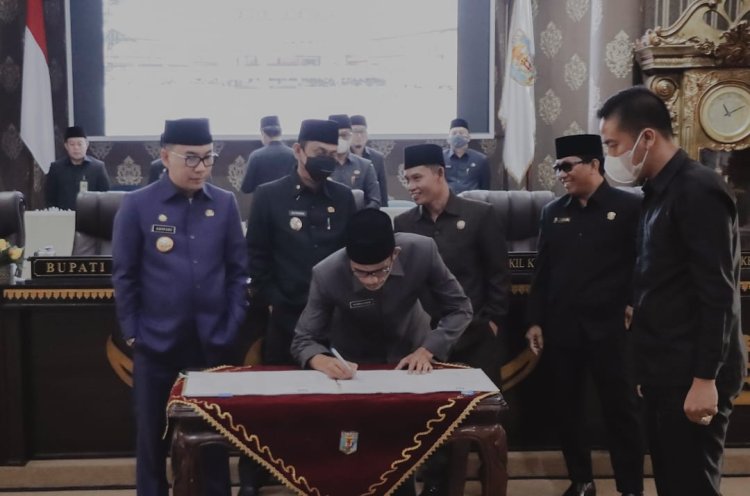Rapat Paripurna DPRD Way Kanan Pengesahan APBD-P TA 2022 di Warnai Suara Penolakan Kenaikan Harga BBM
