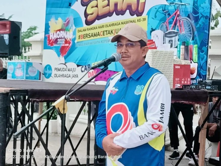 Bupati Tanjung Jabung Barat di dampingi Ketua TP PKK Peringati Hari Olahraga Nasional