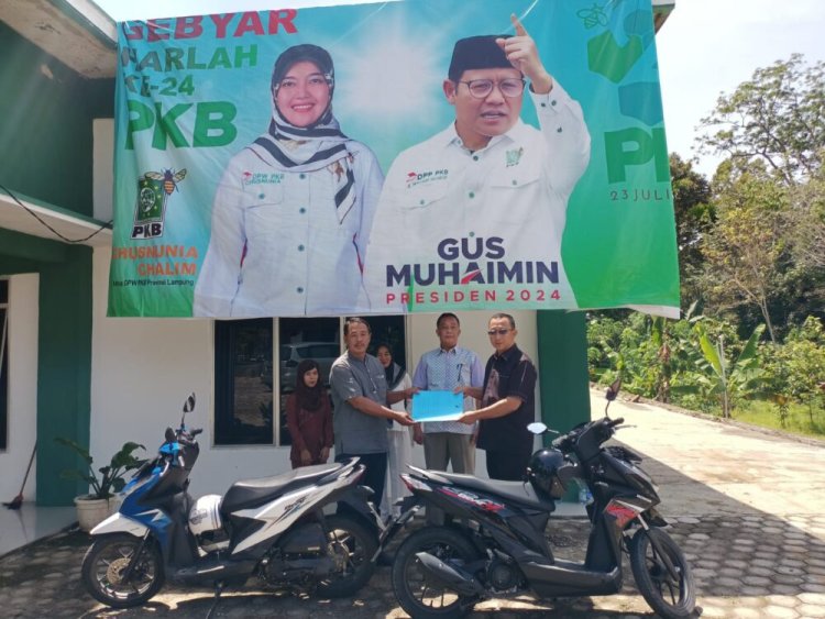 Ketua DPC Partai Kebangkitan Bangsa (PKB) Kembali Menyerahkan Kendaraan Roda dua Kepada PAC. PKB di Dua Kecamatan