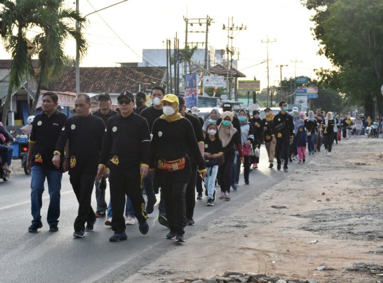 Wahdi Melepas Peserta Jalan Sehat Dalam Rangka HUT Ke-50 RSUD A Yani