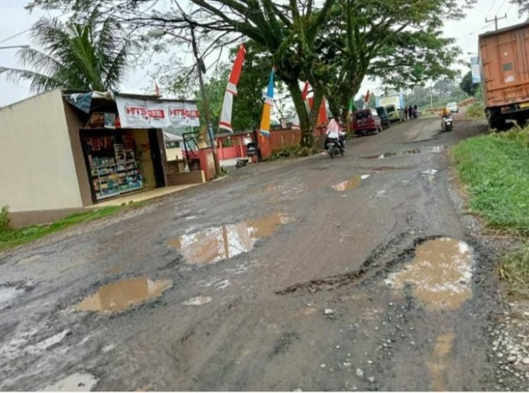 Miris,!!!, Jalan Rusak Didepan Kantor Kecamatan Katibung, Masyarakat Lingkungan Malu