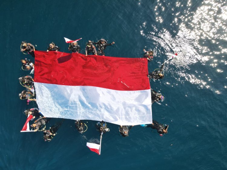 Komisaris Polisi "Shah Rukh Khan" Pimpin Pengibaran Bendera Merah Putih di Bawah Laut Berau