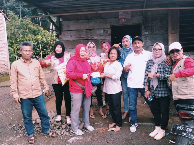 Peduli Kepada Warga Kurang mampu Creative womansTanggamus Berbagi Sembako Di Kota Agung