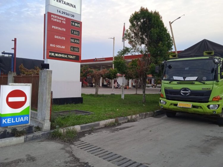 Maraknya Penjualan Bahan Bakar Minyak (BBM) menggunakan jerigen di SPBU 14.2926130